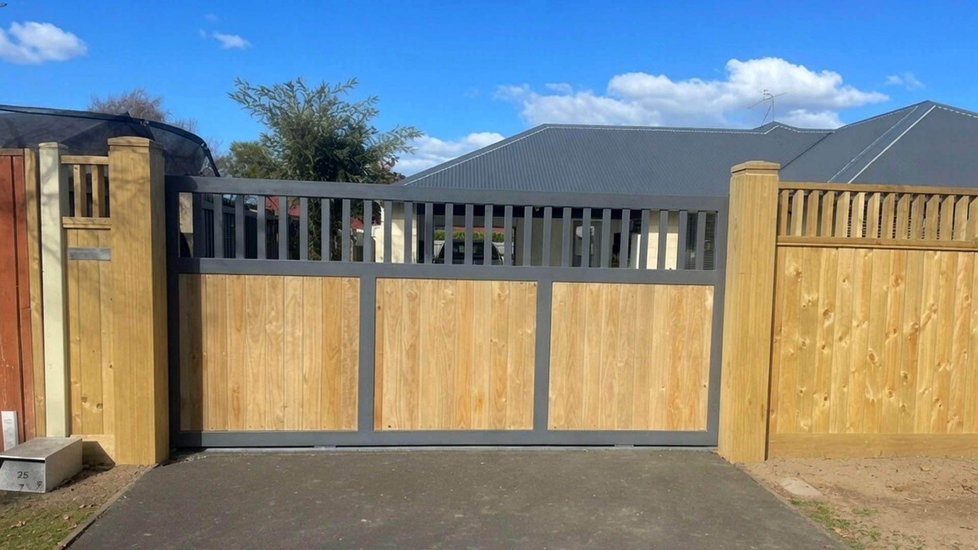 Rolleston Gate & Fence